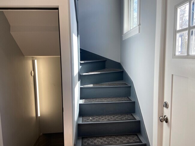 Building Photo - 16 Taft St