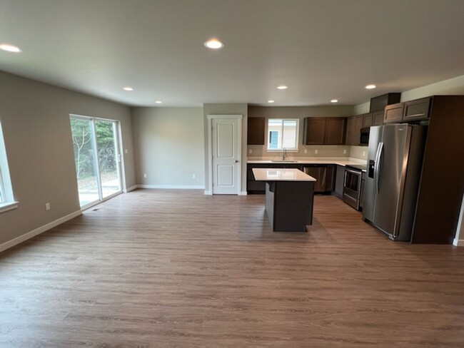 Building Photo - Luxury 3 bedroom, 2 bath home with double ...