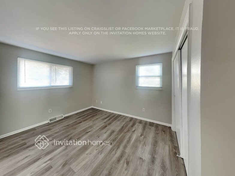 Building Photo - 7113 W Hinsdale Dr