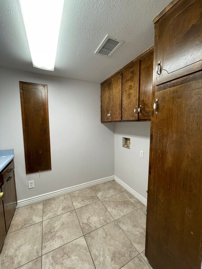 Building Photo - Spacious home in Tulare coming soon!
