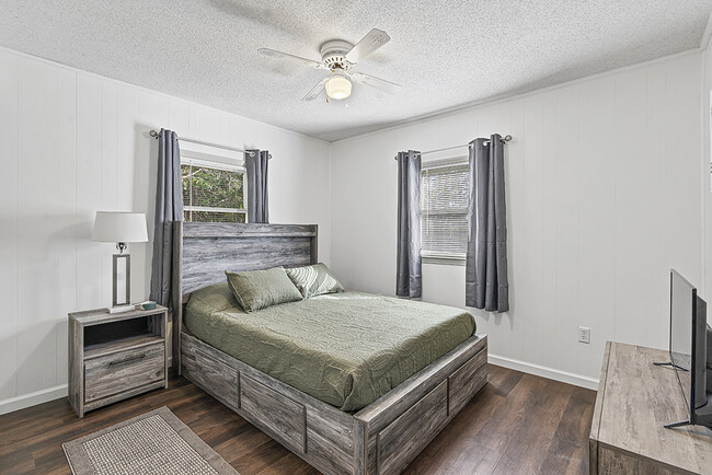 Each bedroom has a queen bed - 40 Collins Village Cir