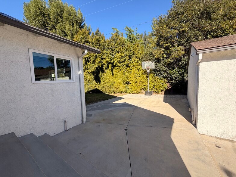 Building Photo - 5840 Allott Ave