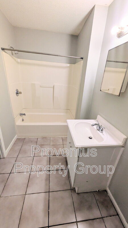 Building Photo - 4527 Versailles Dr
