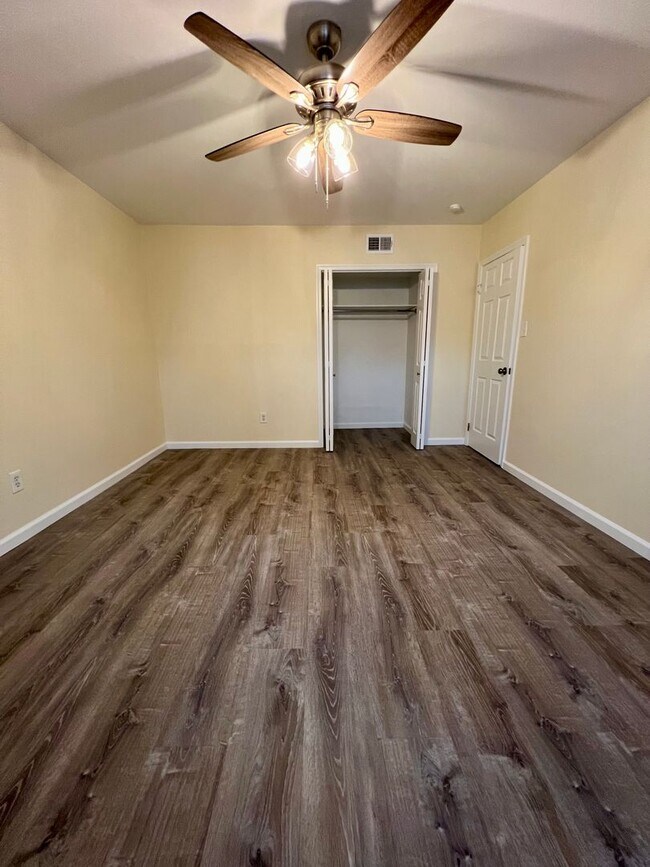 Building Photo - Gorgeous 1st Floor Apartment in Telford with Parking Spot! Available NOW!