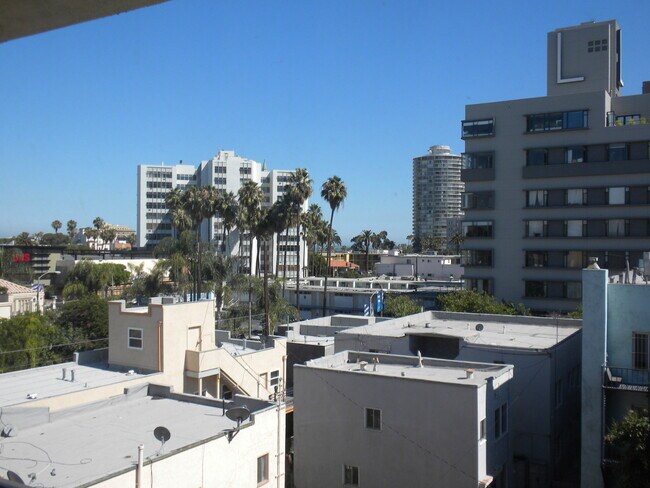 Building Photo - 2 Bed/ 2 Bath, TOP FLOOR CONDO