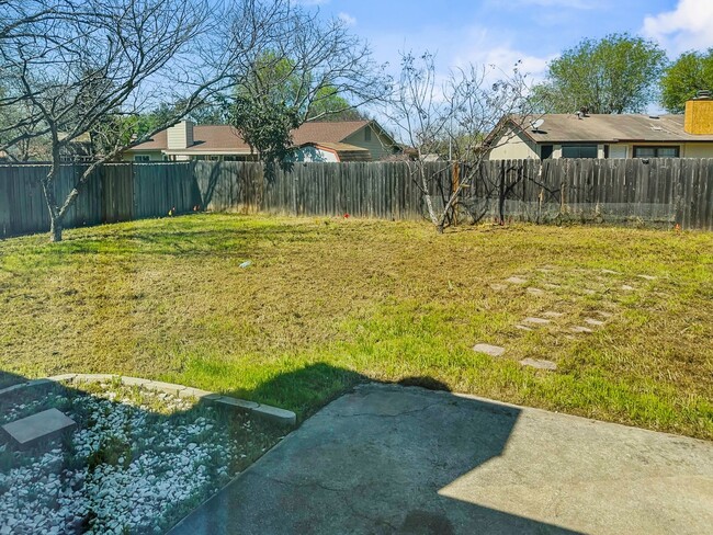 Building Photo - Newly painted with Open floor plan!