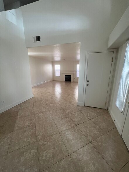 Building Photo - 1313 Paraiso St
