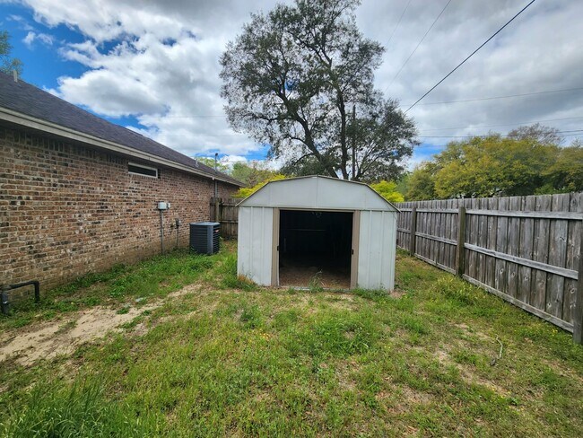 Building Photo - 102 Quince Ave