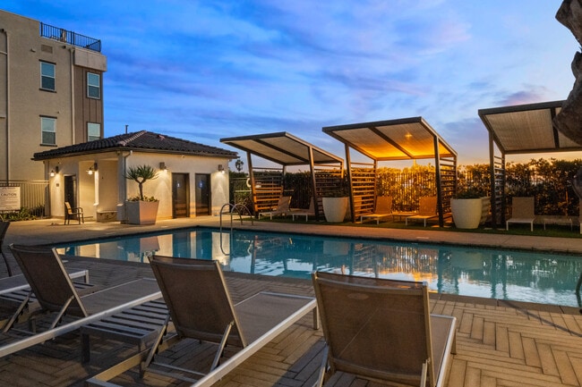 Building Photo - 1068 Hampton Dr