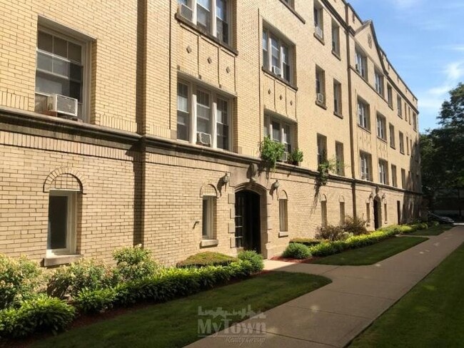 Building Photo - 1 bedroom in CHICAGO IL 60625