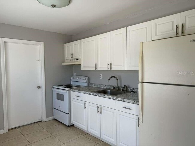 Building Photo - 5793 Oleander Dr