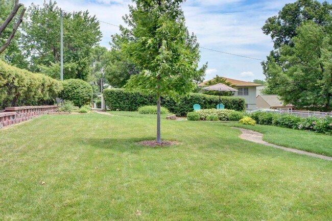 Building Photo - 2 Bedroom in Aksarben