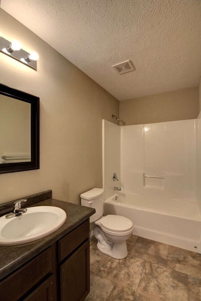 Building Photo - 3 Bedroom in Ozark!