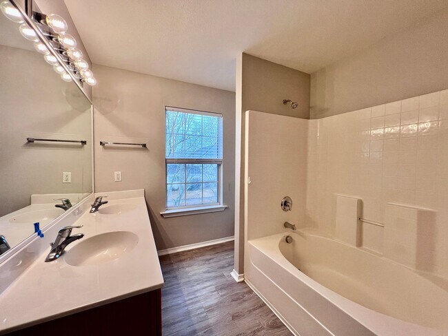 Building Photo - 2 bedroom 2.5 bath Townhome in Godley Park