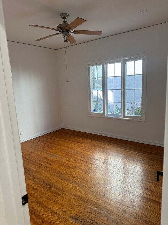 Building Photo - 1260 N Flores St