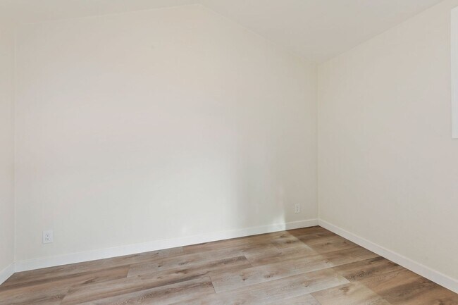 Building Photo - Welcome to this charming 2-bedroom, 1.5-ba...