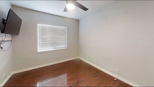 Building Photo - 1454 W Houston Ave