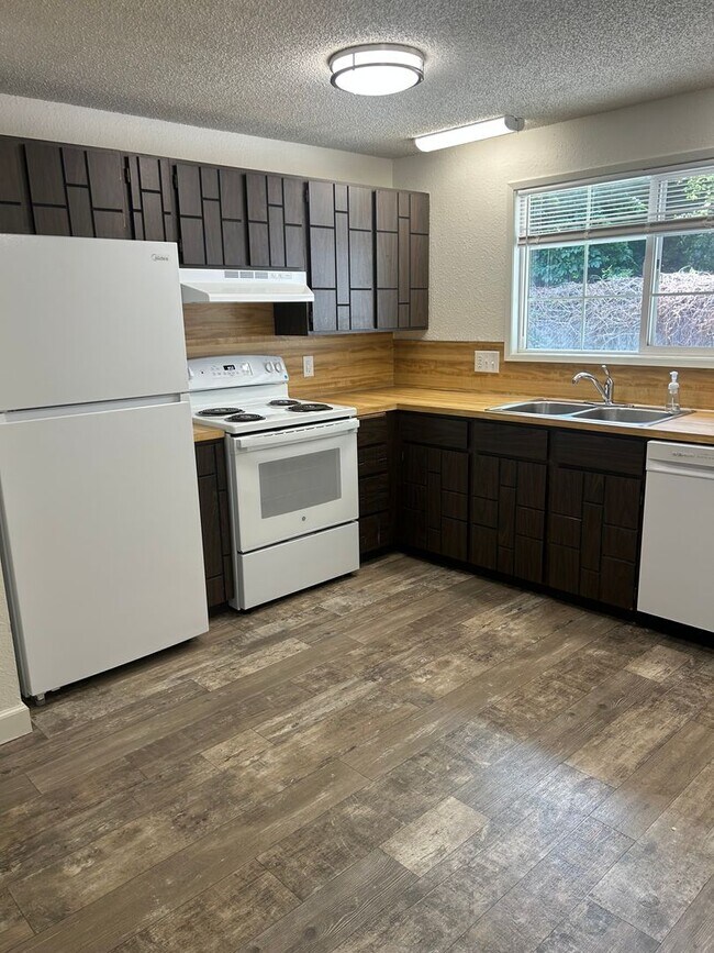 Building Photo - 412 Huber Ct