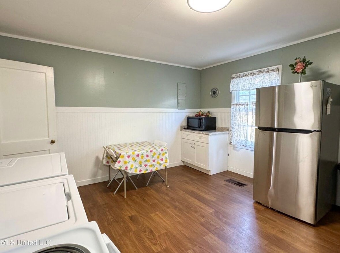 Building Photo - 213 Lindale St