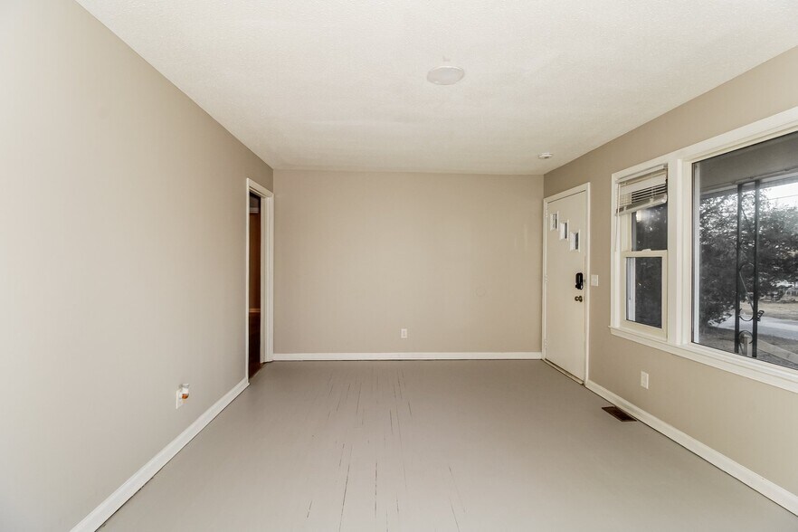 Building Photo - 2425 Hunt Club Rd