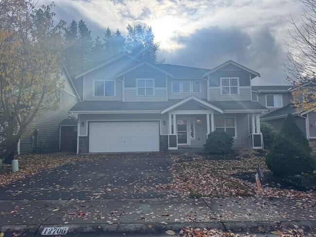 Building Photo - Three Bedroom, 2 Bath Home with New Carpet...