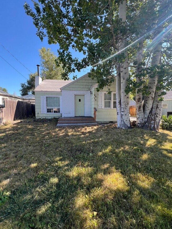 Building Photo - 2 Bedroom, 1 Bath Home