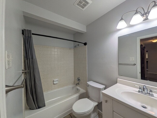 Building Photo - 2128 Beacham Dr
