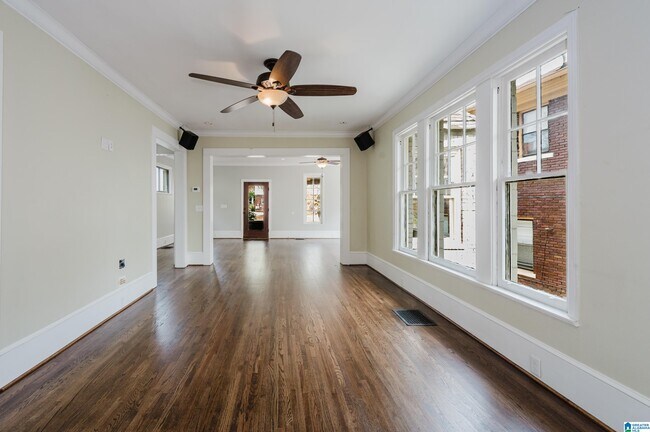 Building Photo - 2810 Rhodes Cir S