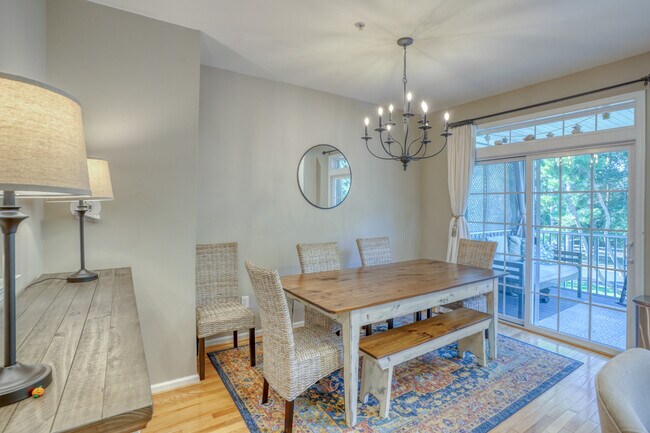 Building Photo - Fairfield Townhome