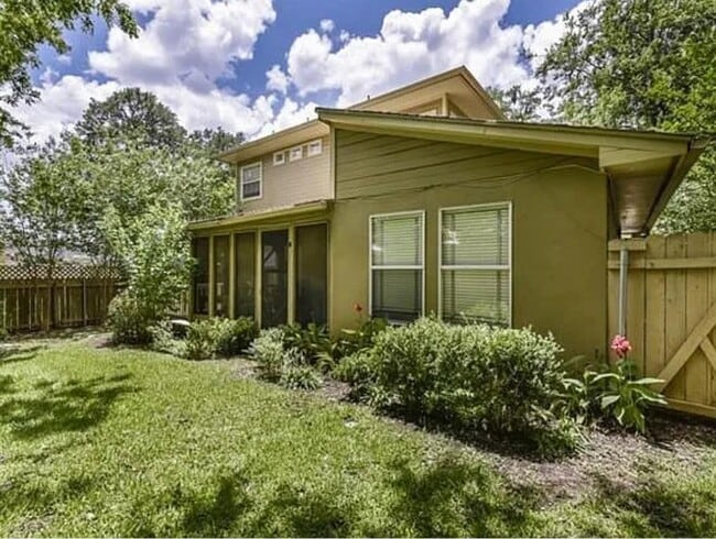 Building Photo - 803 Newman Dr
