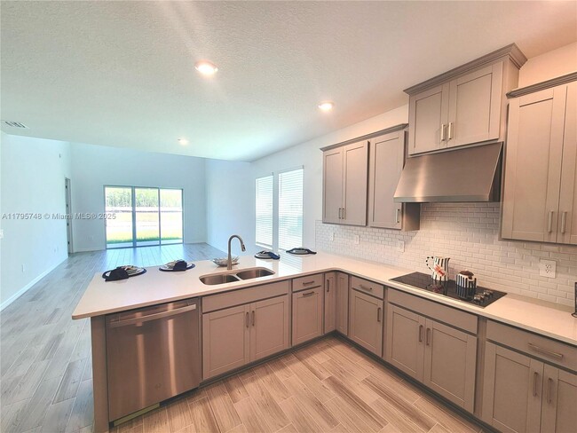 Building Photo - 5647 Ficus Aurea St