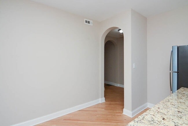 Building Photo - 899 Green Bay Rd