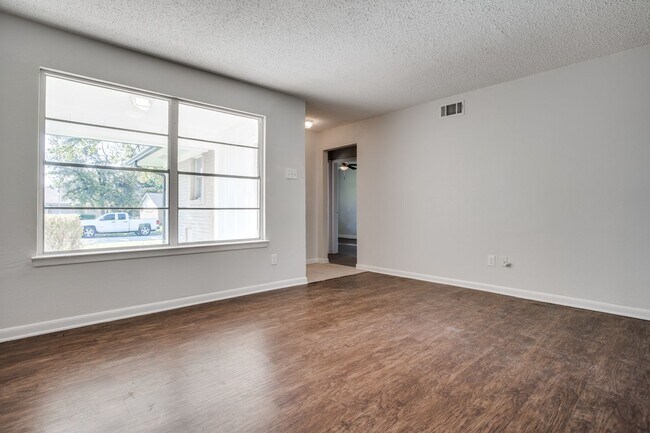 Building Photo - Cozy 3BD Home with Functional Features and...