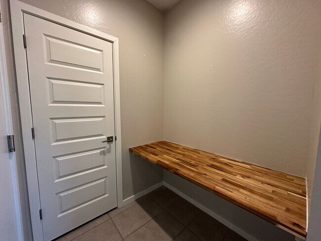 Building Photo - Single Level Home with Split Floor Plan, D...