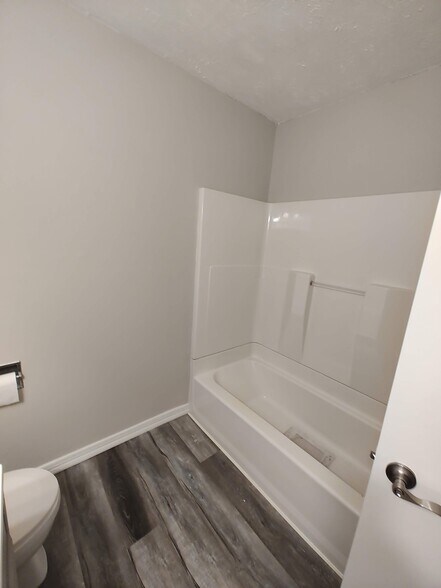 Building Photo - 2025 N 432