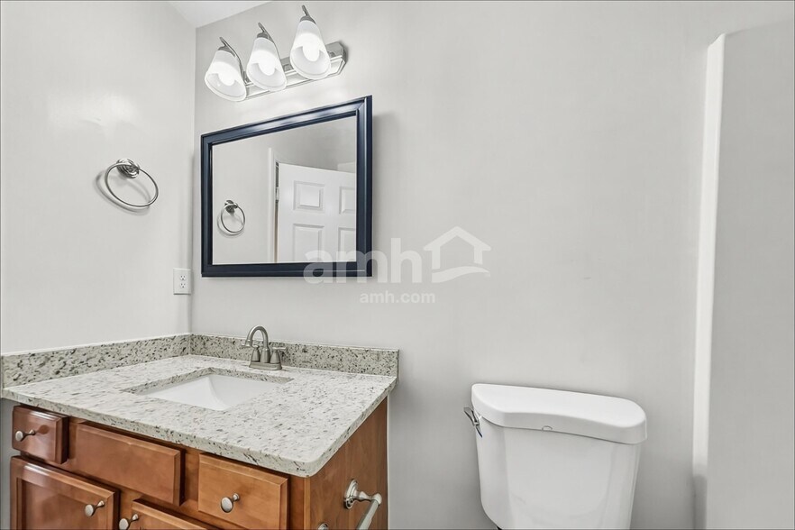 Building Photo - 305 School House Ct
