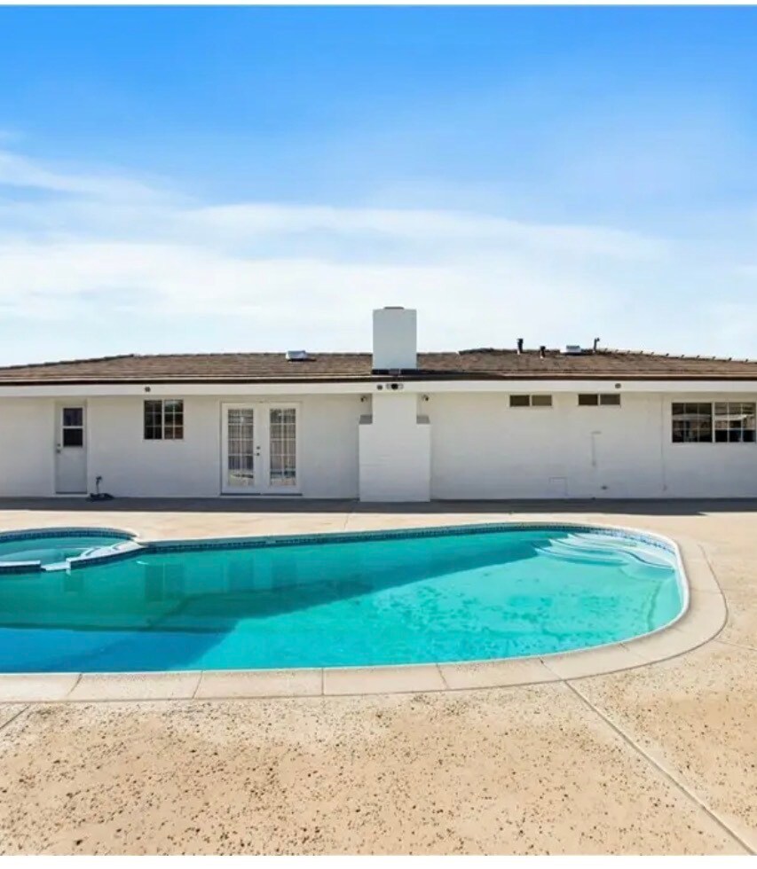 Building Photo - 979 N Gardena Ave