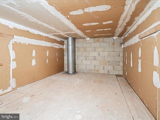 Building Photo - 18 Pond View Dr