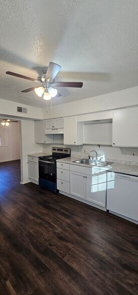 Building Photo - 711 N 70th St