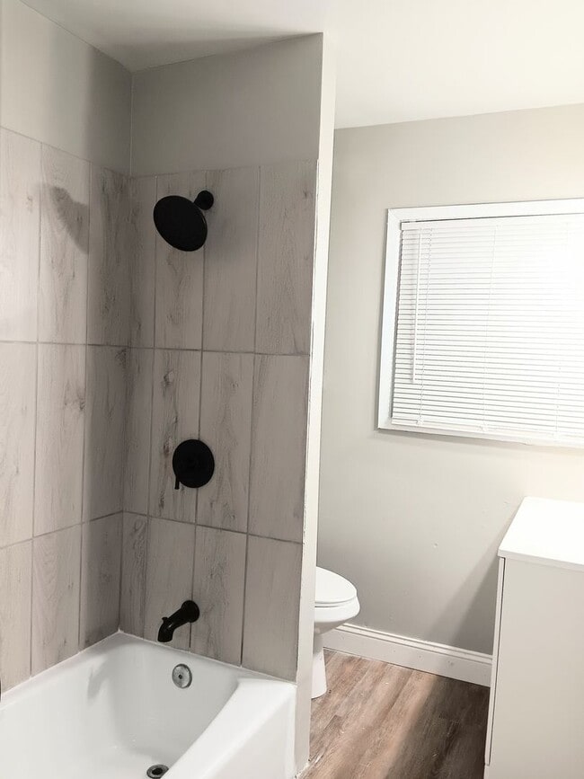 Building Photo - 3 Bedroom Sunnyside Beauty