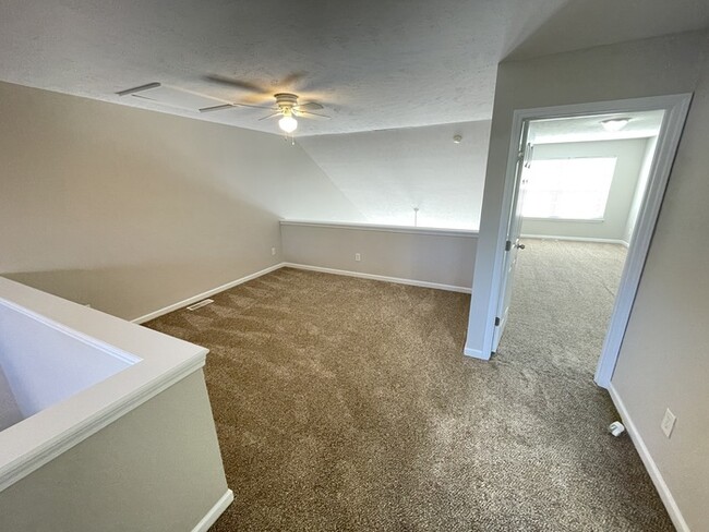 Building Photo - Woodland Pointe 3 bedroom condo w/ 1 car g...