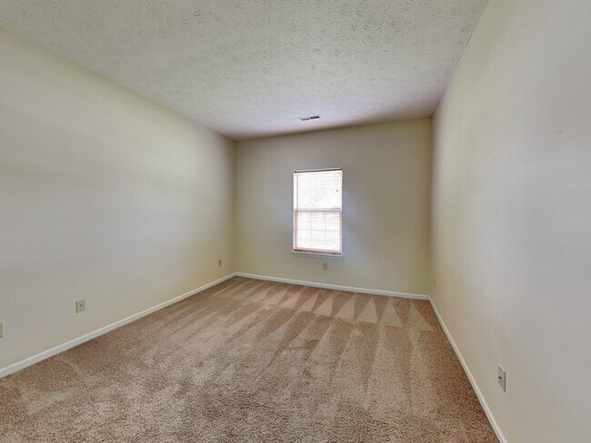 Building Photo - 3 bed 2 bath in Avon with privacy fence an...