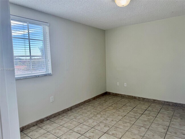 Building Photo - 601 SW 37th Ave