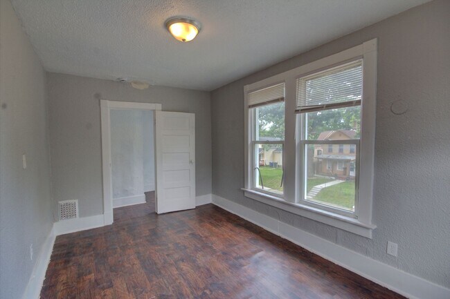 Building Photo - Upper level unit