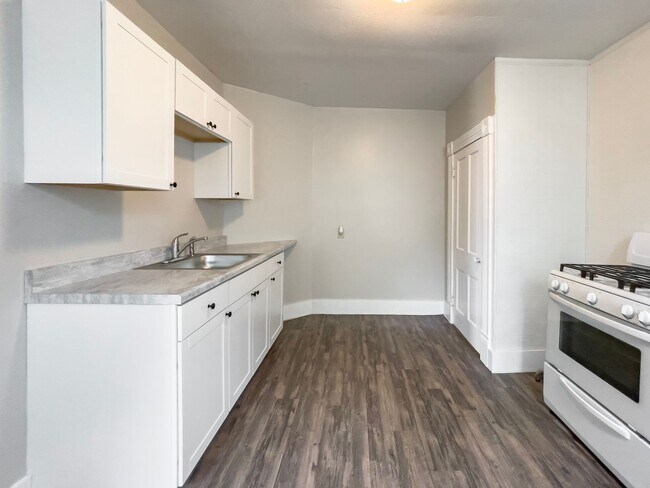 Building Photo - 700 W Powers St