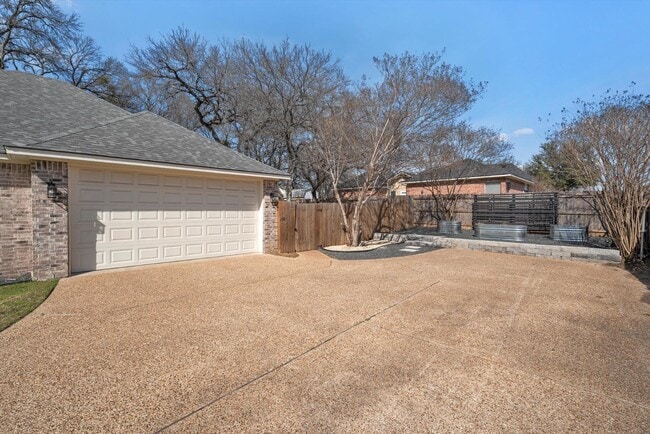 Building Photo - 117 Lost Oaks Dr