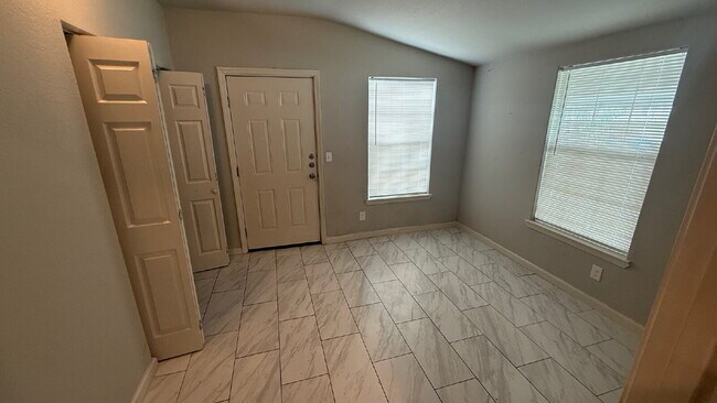 Building Photo - Newly renovated 3 bedroom 2 bath home centrally located!