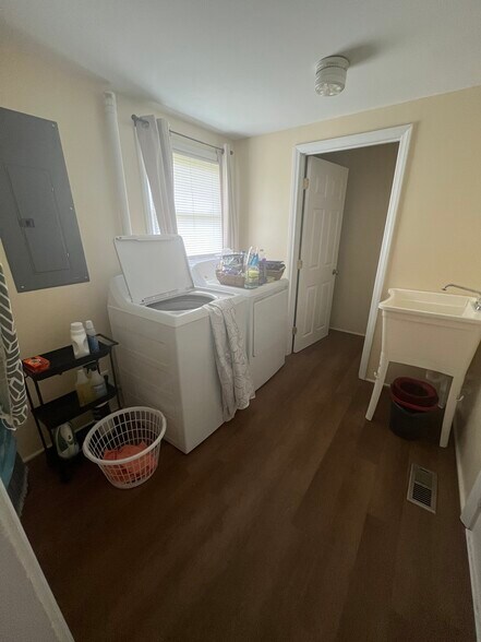 Laundry room - 465 Meadstown Rd