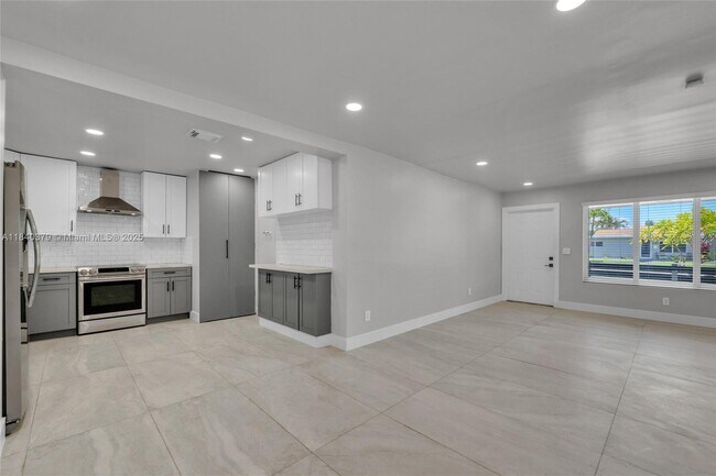 Building Photo - 2224 Plunkett St