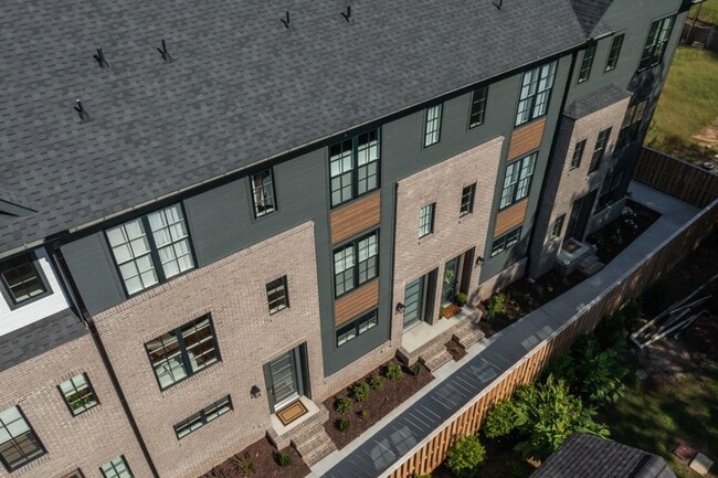 Primary Photo - 2 BR 2.5 BA- Downtown Greenville Townhome-...